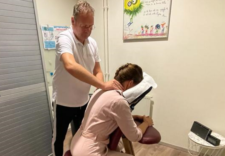 Stoelmassage Anton uitgesneden kleiner