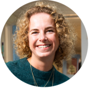 Femke van den Brink (directeur) zoekt een leerkracht die betrokken wil zijn bij de ontwikkeling van de kinderen en die gaat voor kwaliteit